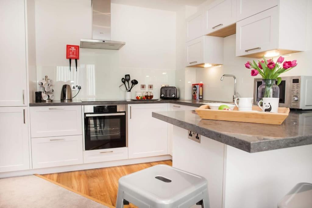 Stylish And Central Two Bedroom & Two Bathroom Apartment With Free Parking מראה חיצוני תמונה