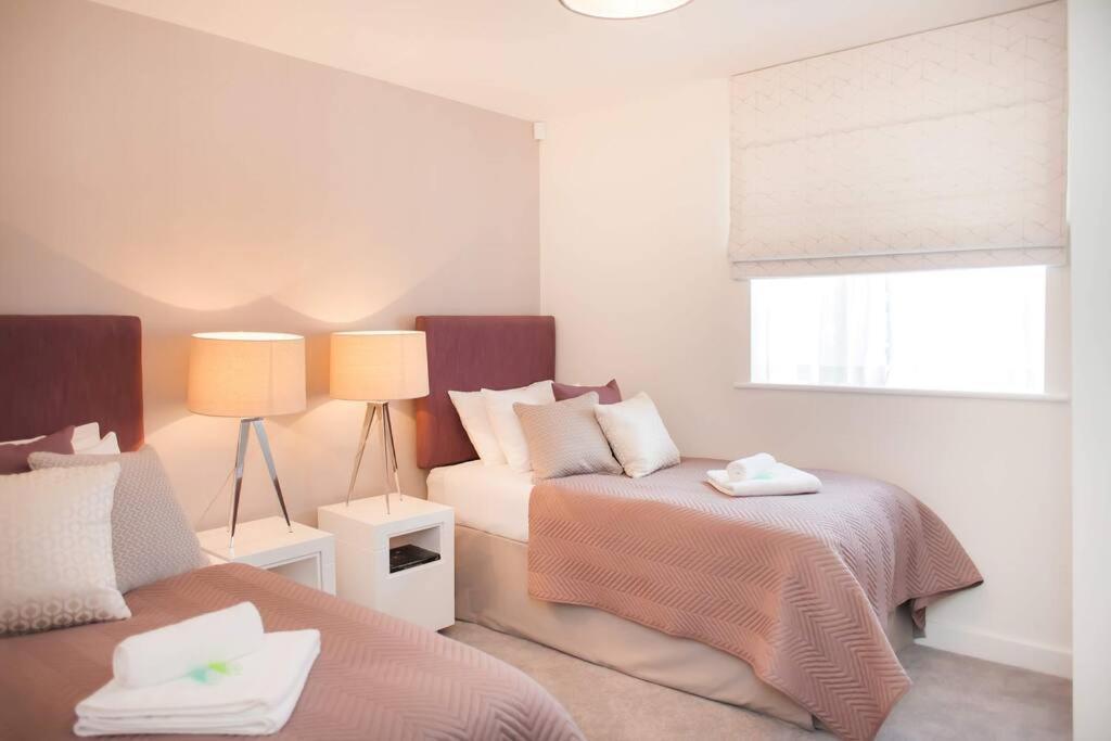 Stylish And Central Two Bedroom & Two Bathroom Apartment With Free Parking מראה חיצוני תמונה